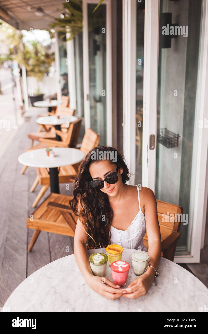 Femme heureuse de boire couleur tendance lattes, arôme savoureux matcha latte, boissons naturelles organiques Banque D'Images