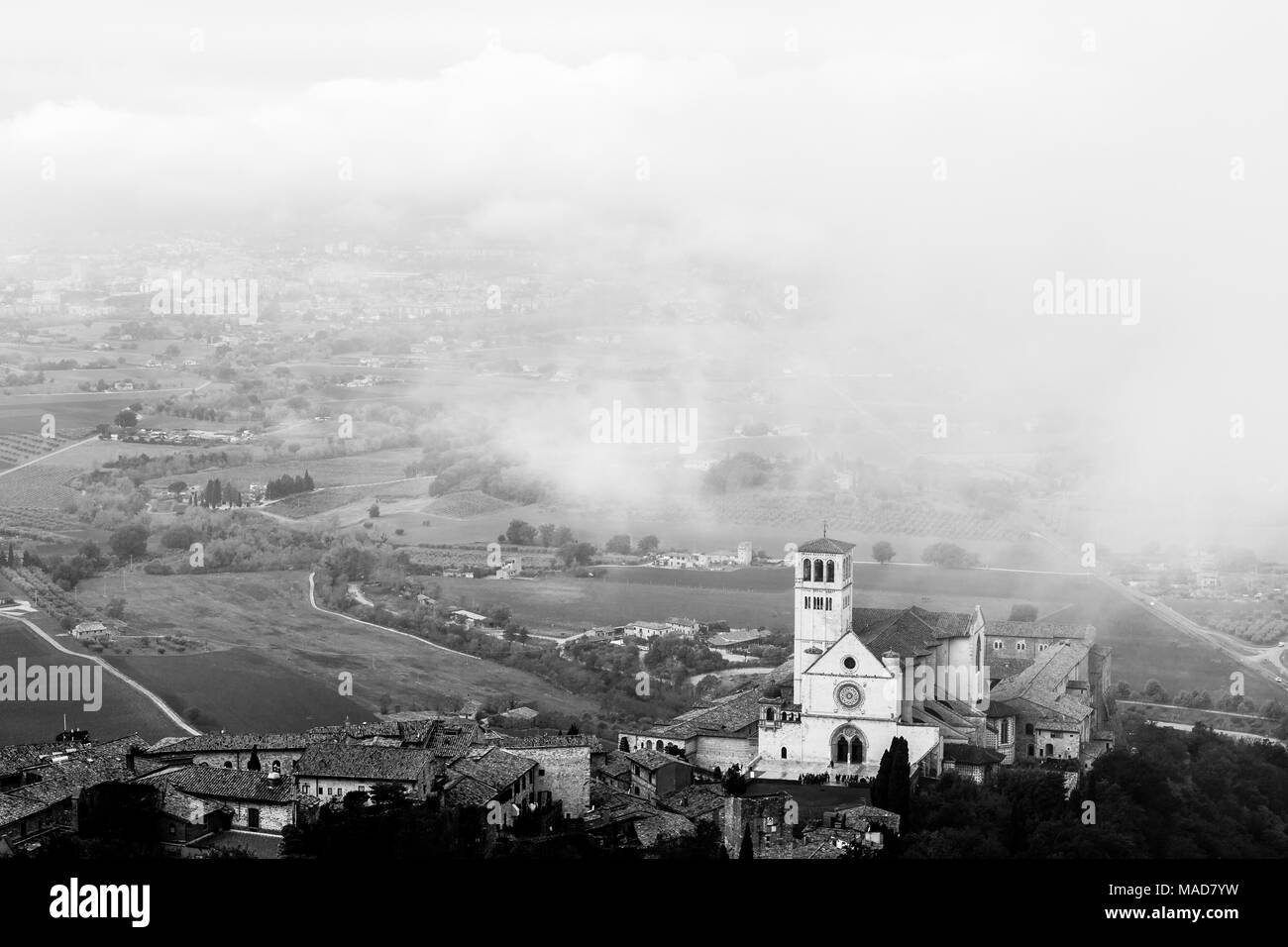 Voir l'église Papale de Saint François à Assise (Ombrie, Italie) au milieu de la levée du brouillard du matin Banque D'Images