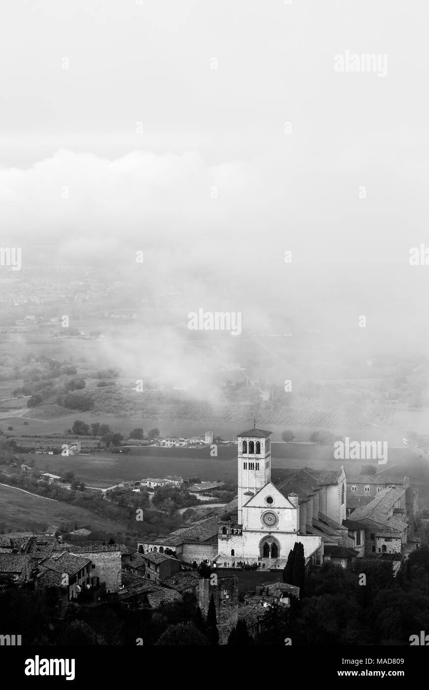 Voir l'église Papale de Saint François à Assise (Ombrie, Italie) au milieu de la levée du brouillard du matin Banque D'Images
