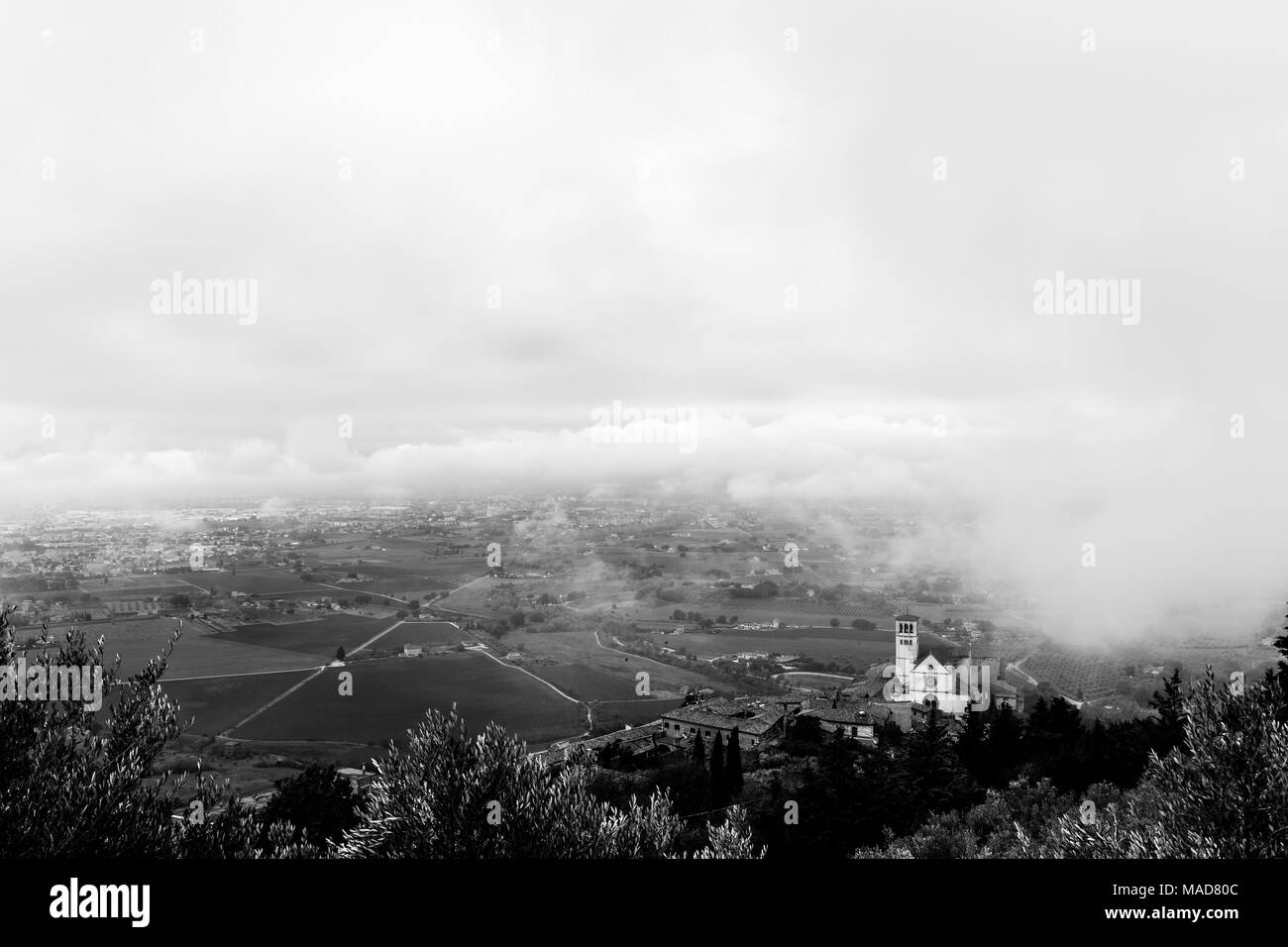 Voir l'église Papale de Saint François à Assise (Ombrie, Italie) au milieu de la levée du brouillard du matin Banque D'Images