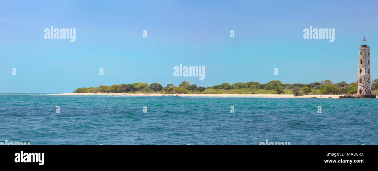 La plage à côté de la faute Point Lighthouse, également connu sous le nom de Sampur Phare, qui a été construit en 1863. Trois images ont été combinées pour ce panorama Banque D'Images