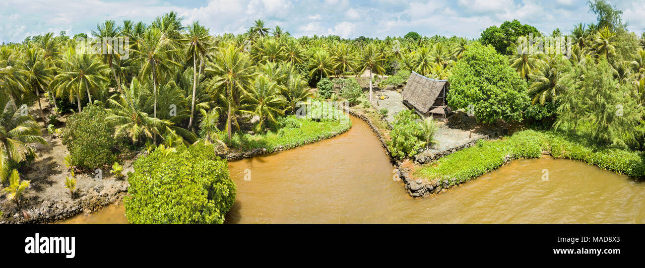 Une vue aérienne de la maison de réunion des hommes traditionnels ou Faluw Torow, Village, Yap, Micronésie. Banque D'Images