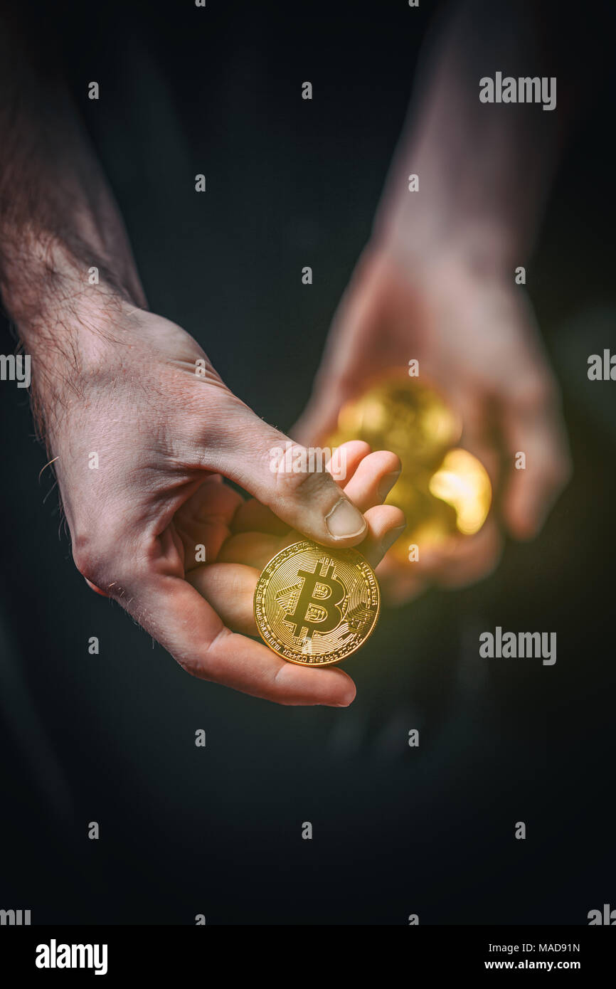 Man holding Bitcoin. Avec concept financier Bitcoin or Banque D'Images