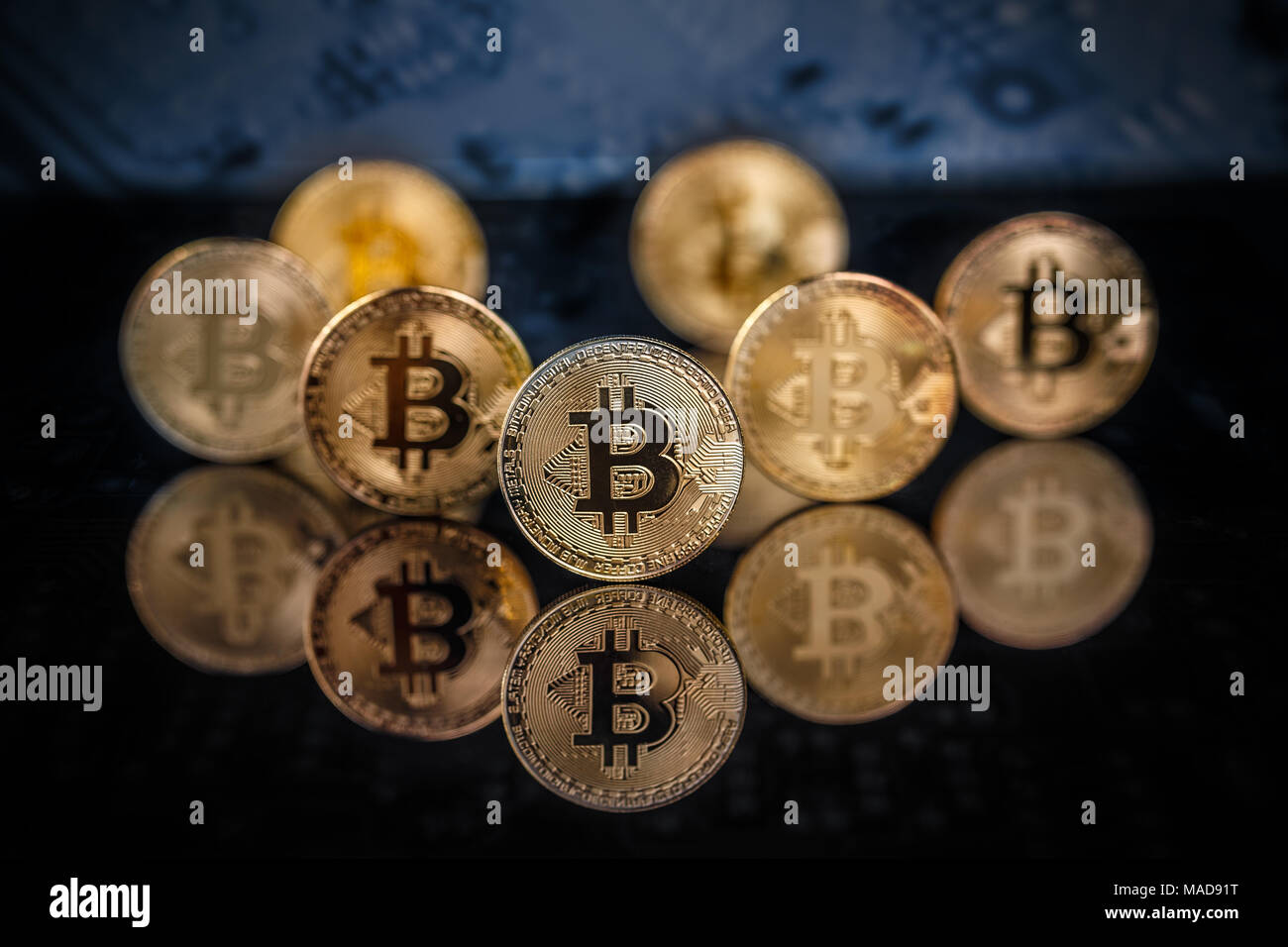 Les Bitcoins, nouveau concept de l'argent virtuel sur l'arrière-plan clipping path Banque D'Images