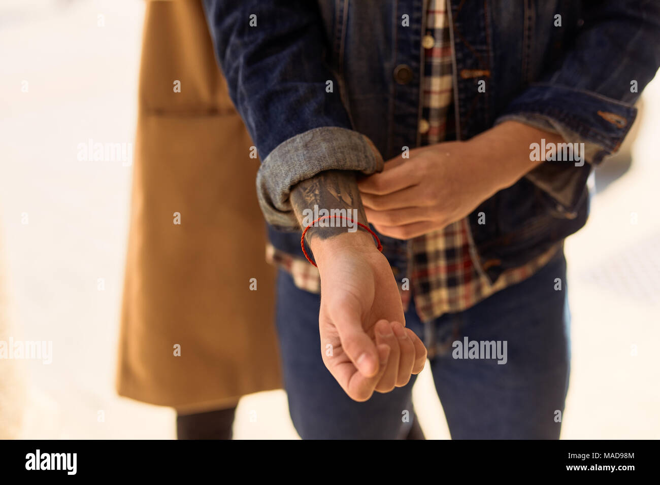 Joli couple stand sur paysage de ville et s'embrassent avec Sun sur le contexte Banque D'Images