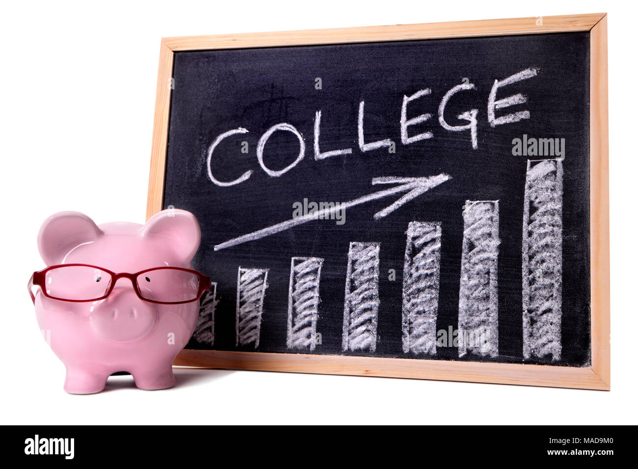 Pink piggy bank with glasses debout à côté d'un tableau noir avec de simples ou de l'épargne d'université tableau frais. Banque D'Images