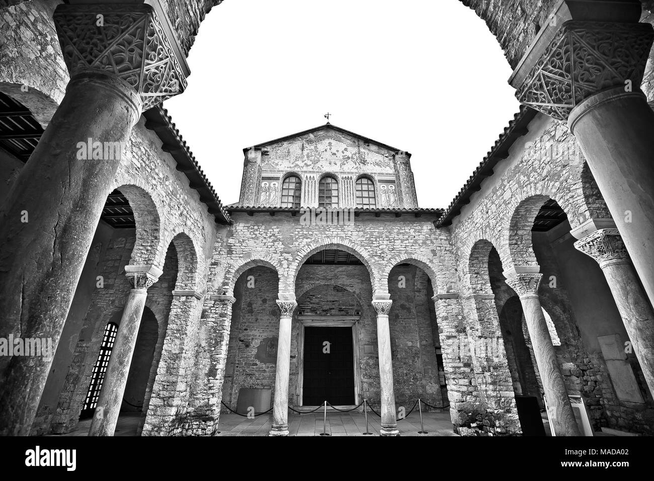 La basilique euphrasienne à Porec arcades vue noir et blanc, site du patrimoine mondial de l'Unesco en Istrie, Croatie Banque D'Images