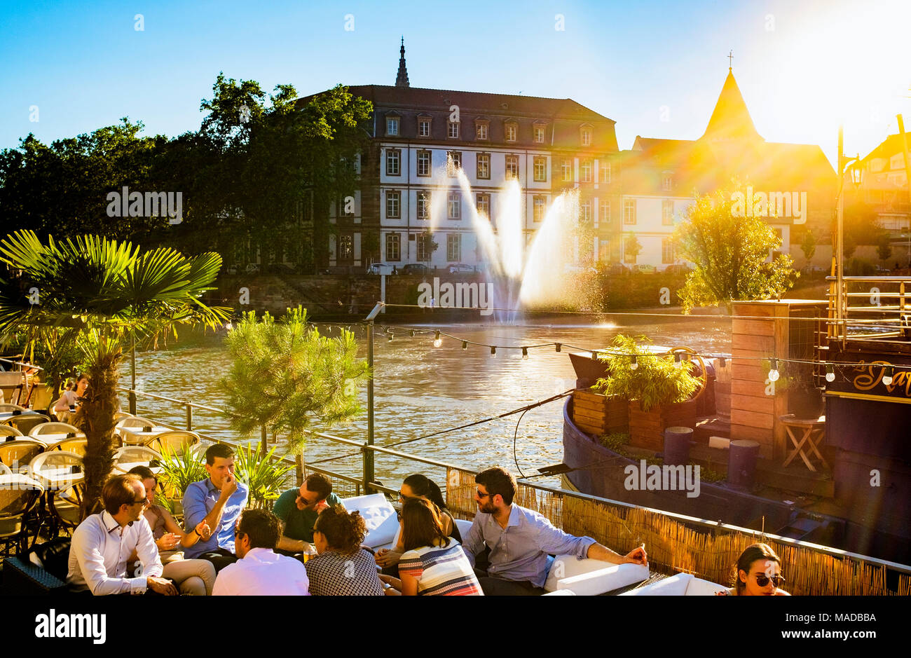 Terrasse de café sur barge, bar sur le bateau, les gens, l'Ill, coucher de soleil, l'été, Strasbourg, Alsace, France, Europe, Banque D'Images