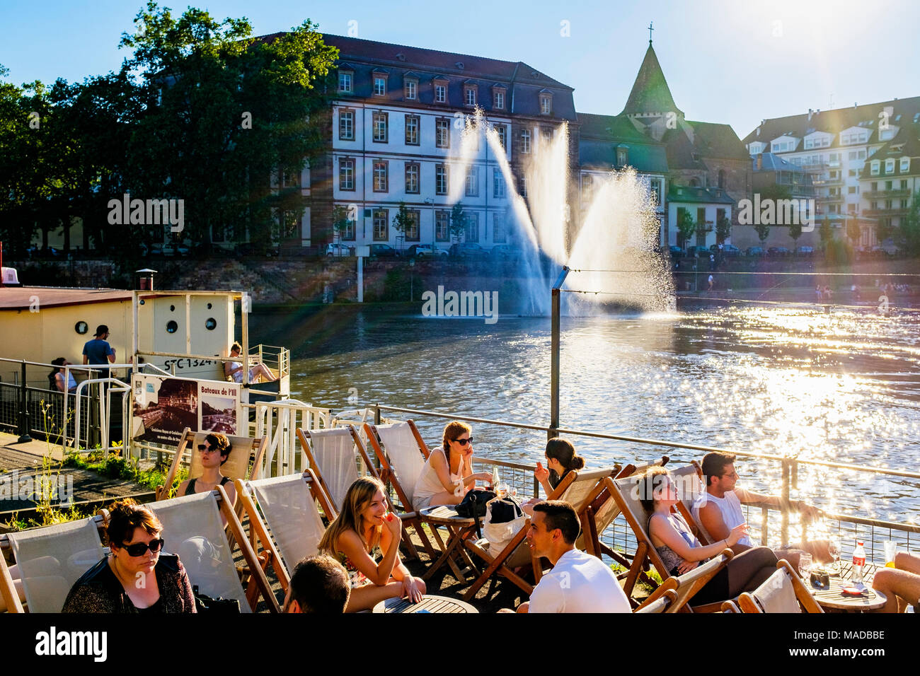 Terrasse de café sur barge, bar sur le bateau, les gens, l'Ill, coucher de soleil, l'été, Strasbourg, Alsace, France, Europe, Banque D'Images