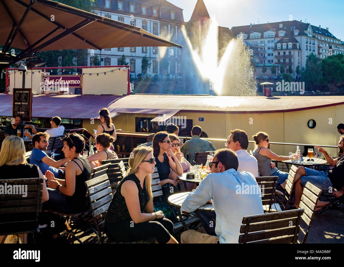 Terrasse de café sur barge, bar sur le bateau, les gens, l'été, Strasbourg, Alsace, France, Europe, Banque D'Images