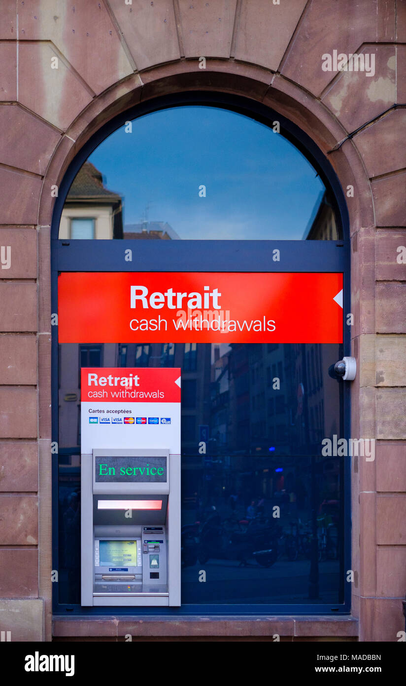 La Banque ATM, les retraits en machine, à l'extérieur, Strasbourg, Alsace, France, Europe, Banque D'Images