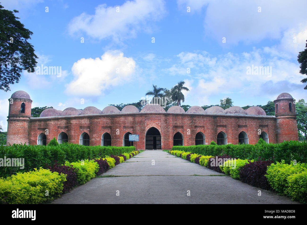 Le Dôme ou Shaṭ 60 mosquée Gombuj Moshjid Gambuj aussi connu sous le nom de mosquée Shait ou parle Gunbad Mosquée, site du patrimoine mondial de l'UNESCO. Bagerhat. Banque D'Images