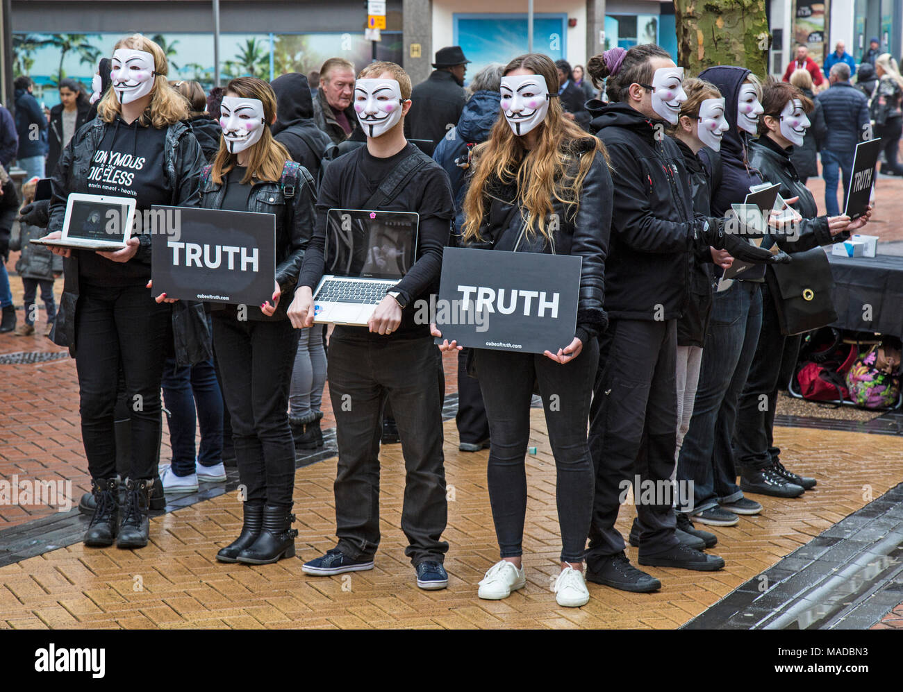 Un groupe de militants des droits des animaux dans le centre-ville de Birmingham, Angleterre. La portaient tous des masques de type Guy Fawkes et portaient des pancartes avec le mot 'vérité' Banque D'Images