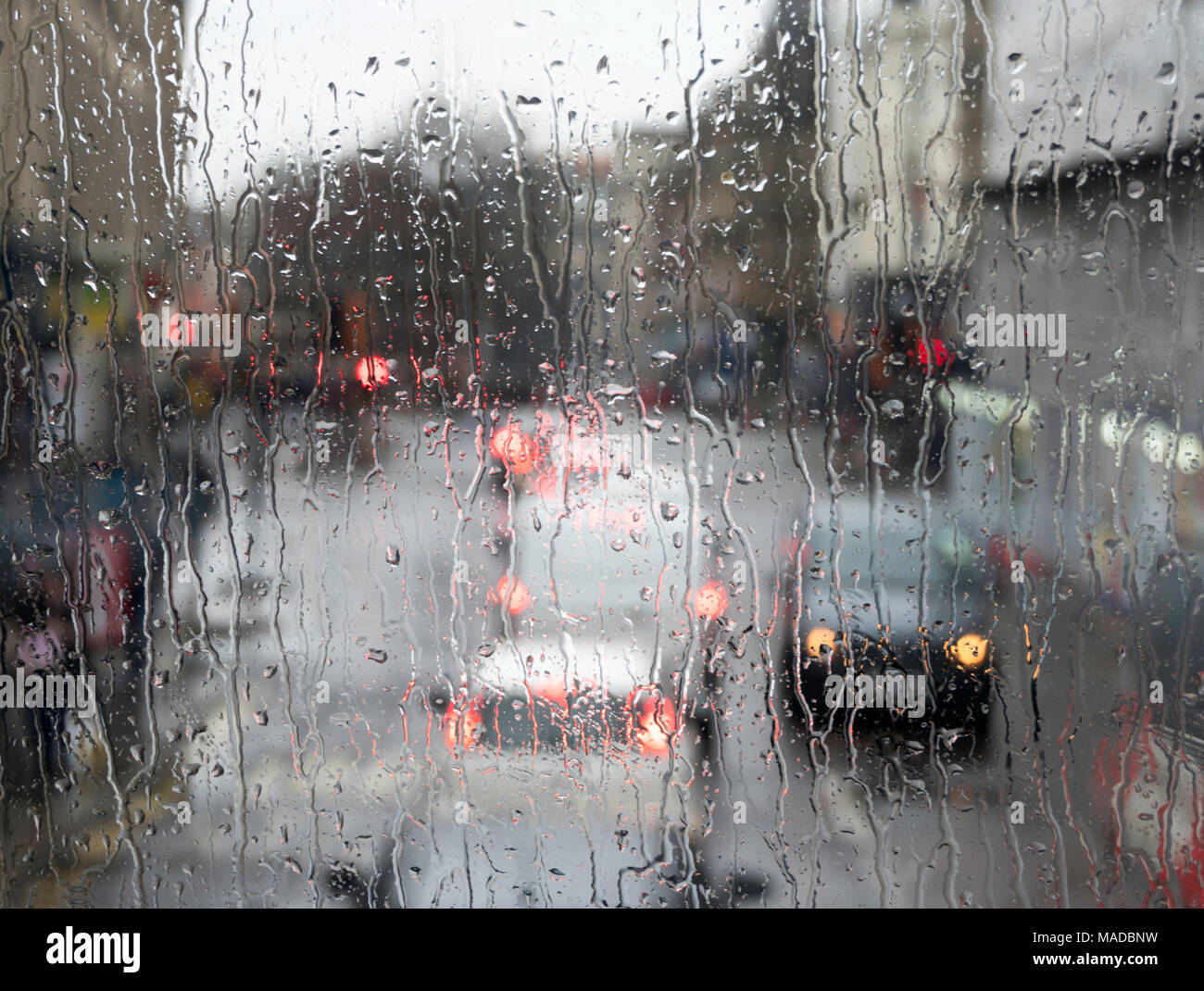 Le trafic routier lourd vu par la pluie sur la fenêtre, le centre-ville de Newcastle, Angleterre du Nord-Est, Royaume-Uni Banque D'Images