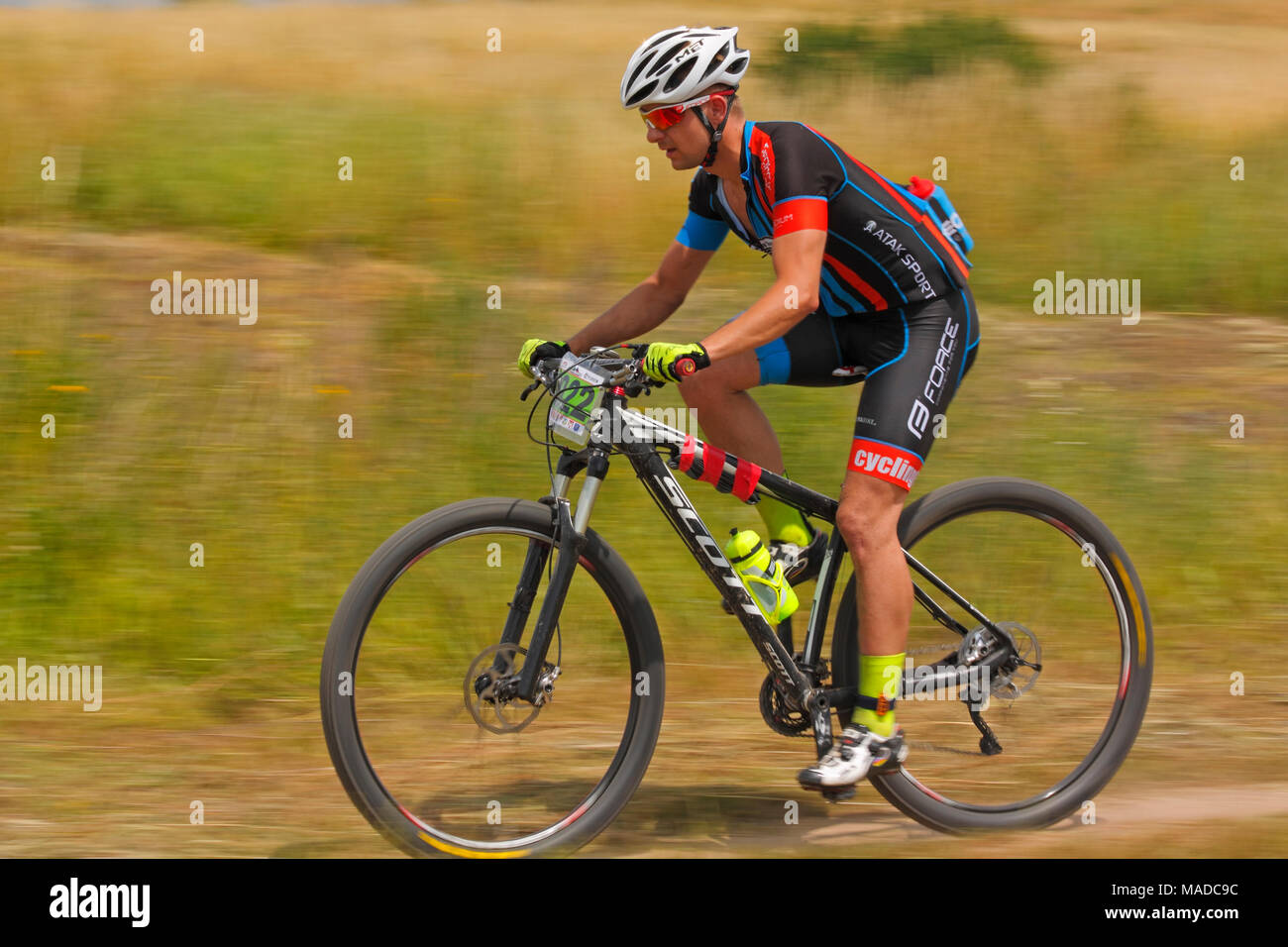 Vue latérale du vélo de montagne. Cross MTB Marathon (concours amateur). Kielce, Pologne, 26 juin 2016. Banque D'Images Vue latérale du vélo de montagne. Cross MTB Marathon (concours amateur). Kielce, Pologne, 26 juin 2016. Banque D'Images