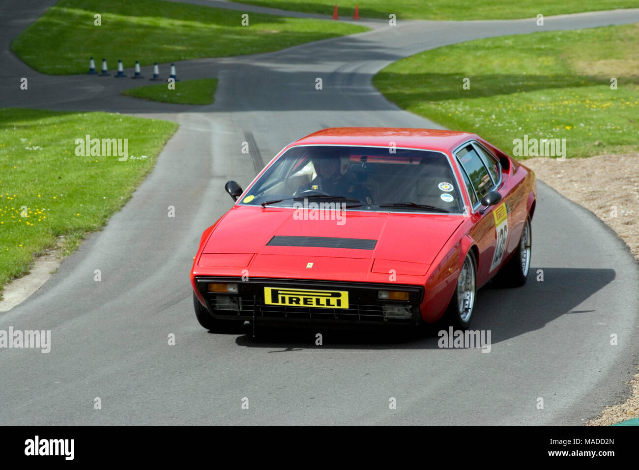 Rouge Ferrari racing sur le circuit de vitesse de Prescott Hill Climb, Gotherington, Angleterre Banque D'Images