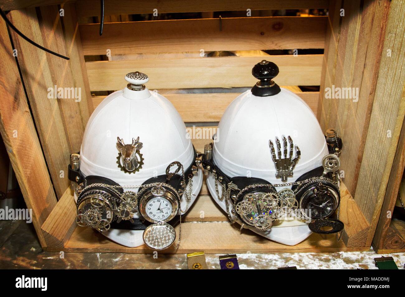 Lunettes casquettes Casques casque colonial spyglas lunettes spy glass collection hat chapeaux watch horloge mode africaine Afrique cuir steampunk goth watch Banque D'Images
