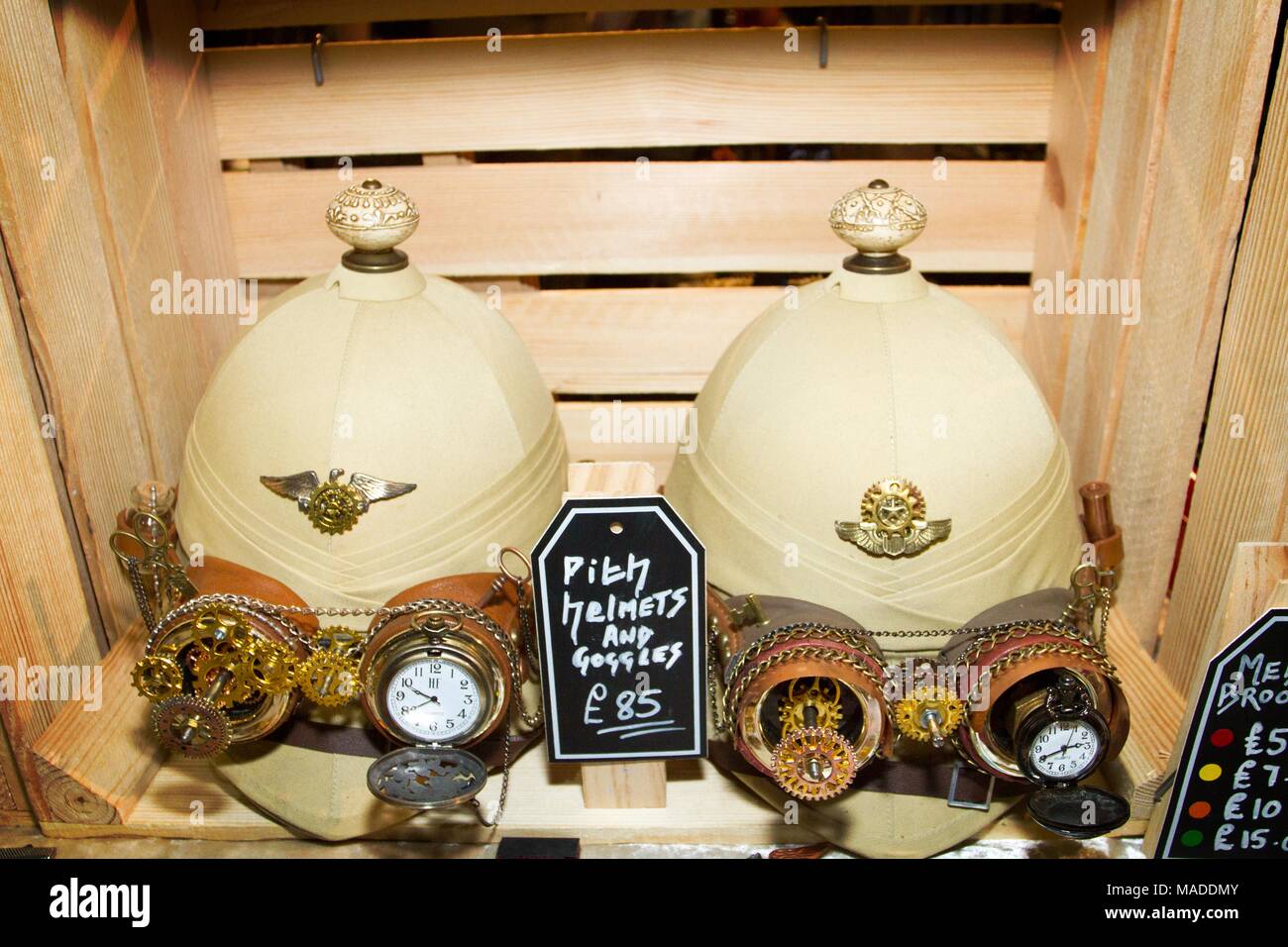 Lunettes casquettes Casques casque colonial spyglas lunettes spy glass collection hat chapeaux watch horloge mode africaine Afrique cuir steampunk goth watch Banque D'Images