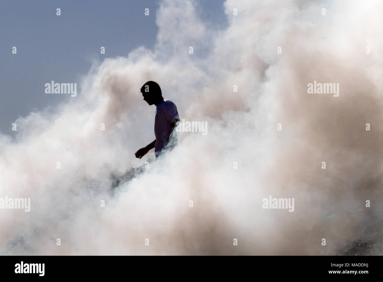 Homme dans un nuage de fumée Banque D'Images