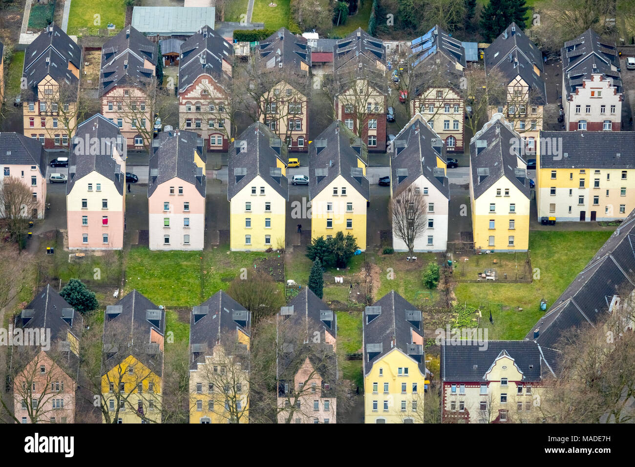 Rangées de maisons d'habitation dans la rue à Breisach Obermeiderich, logement social, ThyssenKrupp Residential Real Estate GmbH, Duisburg-Nord à Duisburg je Banque D'Images