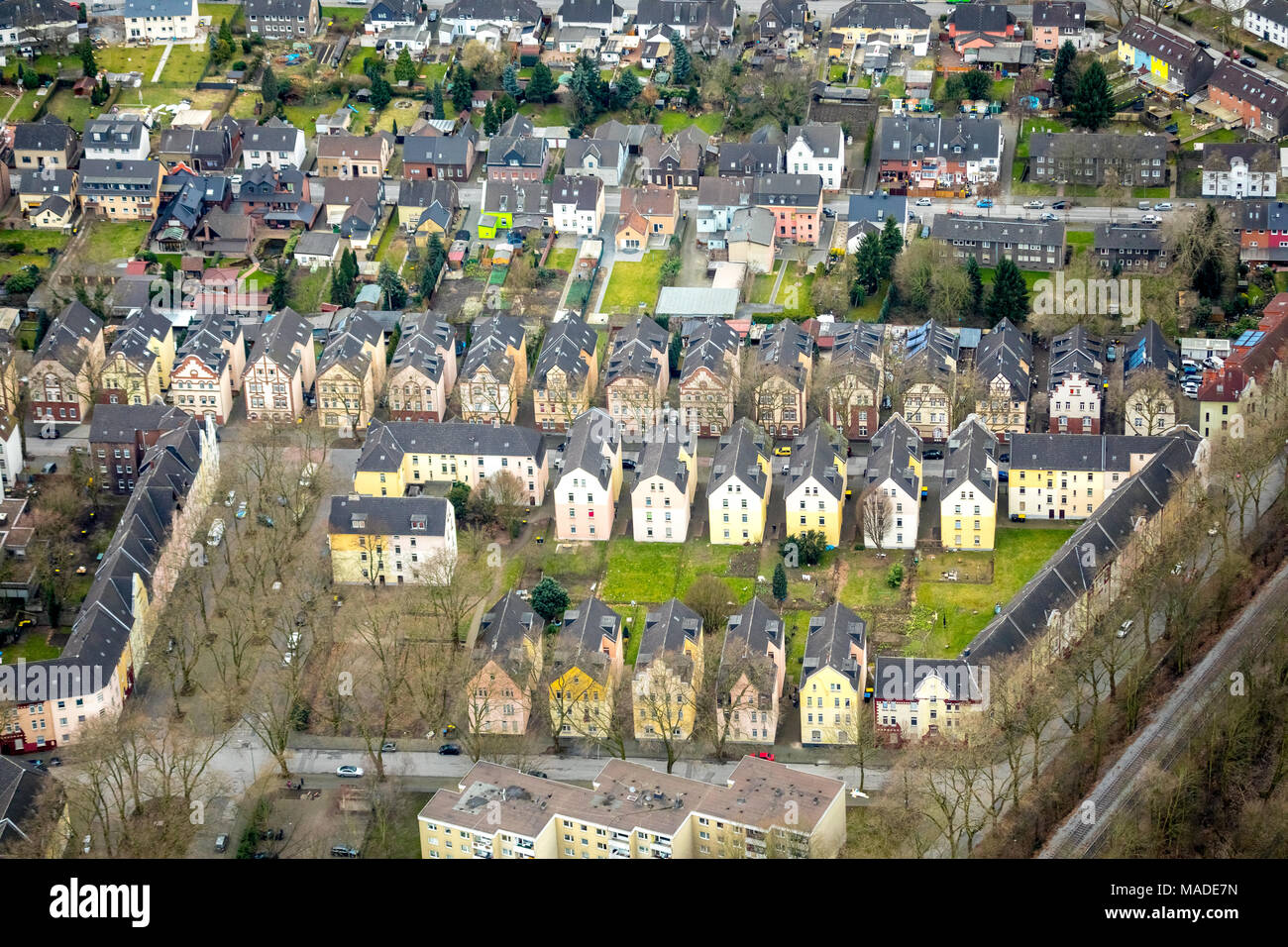 Rangées de maisons d'habitation dans la rue à Breisach Obermeiderich, logement social, ThyssenKrupp Residential Real Estate GmbH, Duisburg-Nord à Duisburg je Banque D'Images
