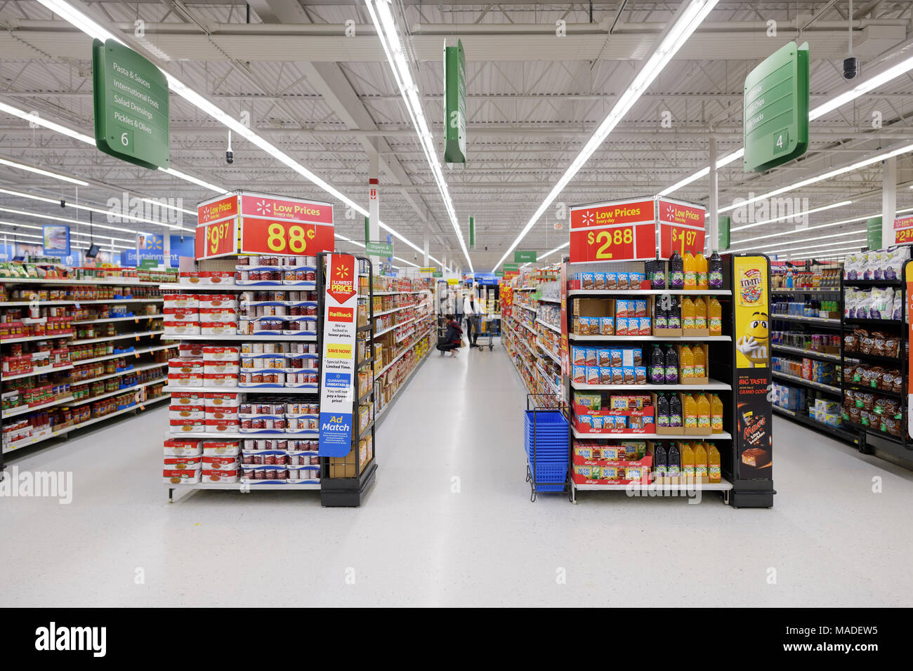 Les allées de l'épicerie au magasin Walmart alimentation section. Colombie-britannique, Canada 2017. Banque D'Images