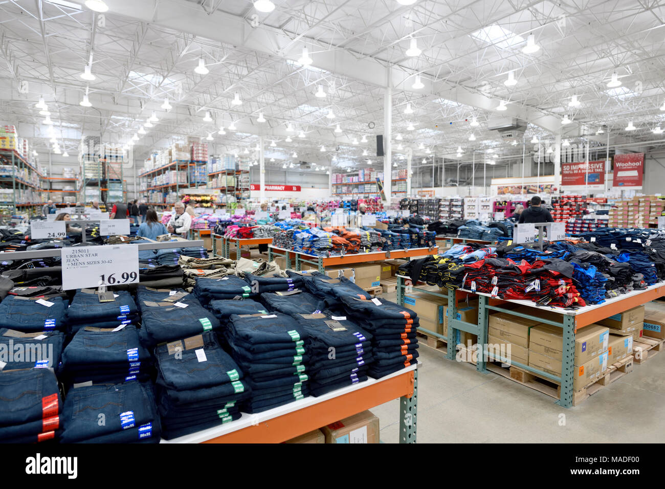 Costco Wholesale Membership warehouse store intérieur, jeans à la section des vêtements pour hommes. Colombie-britannique, Canada 2017. Banque D'Images