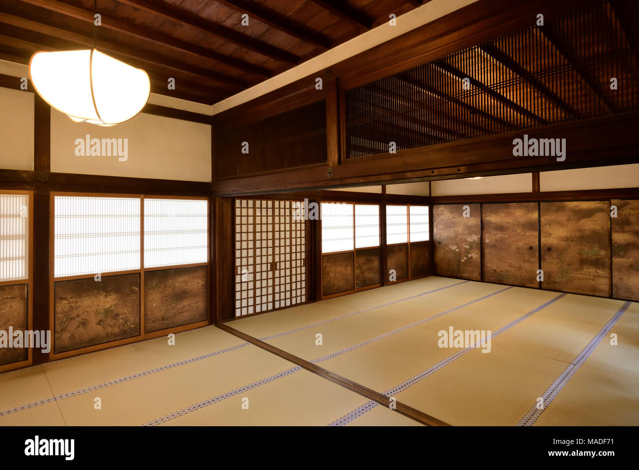 Temple japonais traditionnel hall intérieur avec tatamis et écrans coulissants shoji peints. Sanboin temple bouddhiste, sous-temple de Daigoji complexe i Banque D'Images