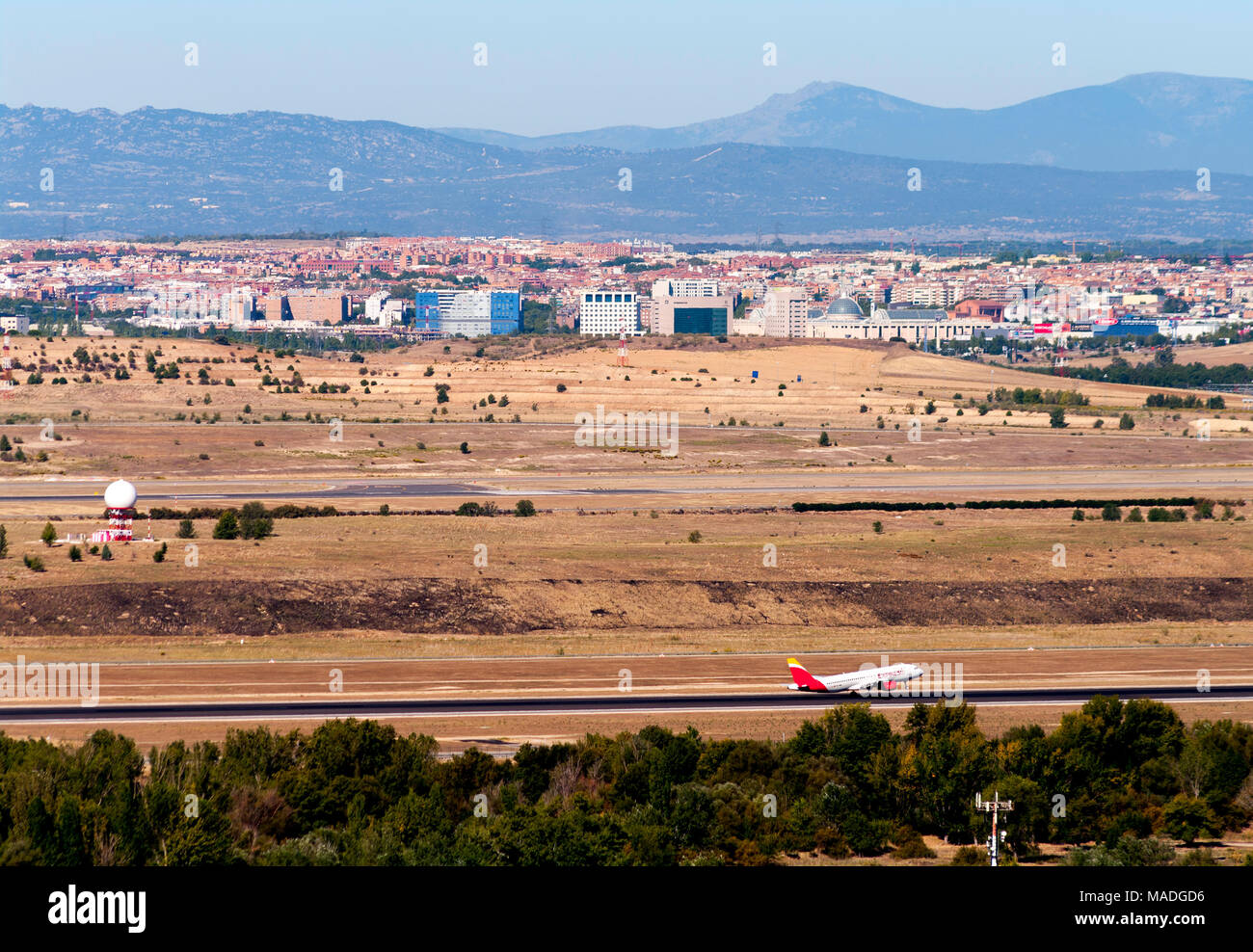 Despegando Avión desde El Aeropuerto de Barajas con San Sebastián de los Reyes al fondo. Madrid. España Banque D'Images