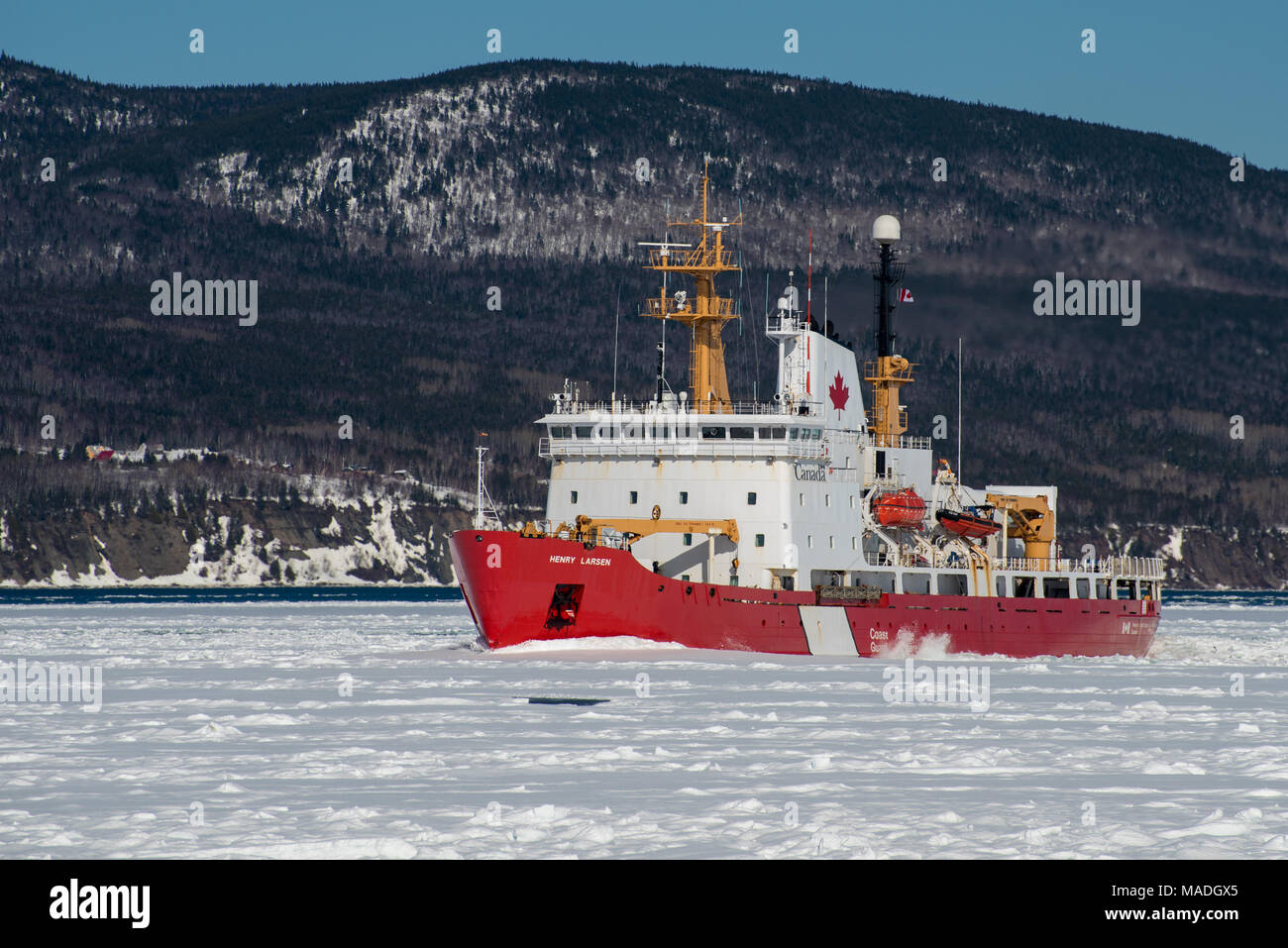 Brise-glace de la Garde côtière canadienne Henry Larsen au travail dans la baie de Gaspé, Gaspésie, Québec, Canada le 30 mars 2018 Banque D'Images