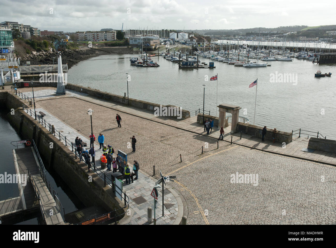 Vue de dessus. Barbican, Plymouth historique commémorant la canopée montrant voyage des pèlerins sur le Mayflower pour l'Amérique 1620, fond mer ensoleillée. Banque D'Images