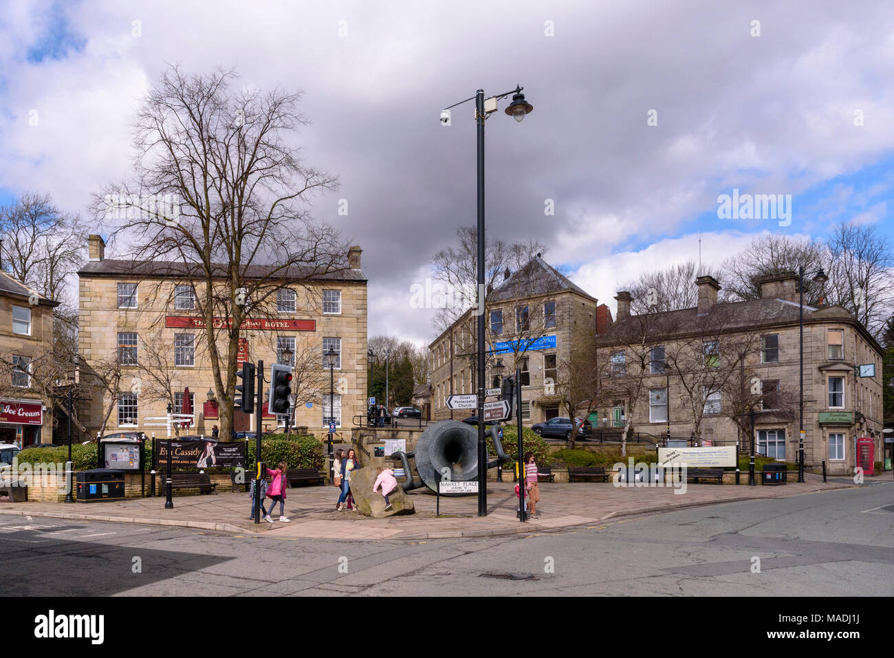 La Place du marché de Ramsbottom avec de grandes eau sculptrure partie de la vallée de l'Irwell sculpture trail. Le Grant Arms Hotel. Banque D'Images