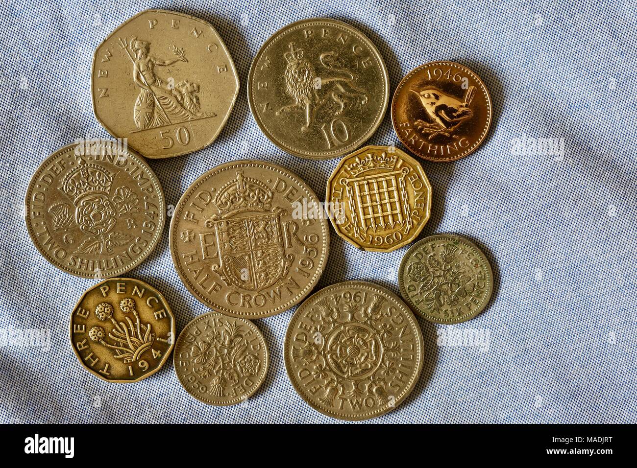 L'identité britannique et nostalgie du passé. Pièces de monnaie de la virgule décimale et au début de l'eras demi-couronne et deux pièces. shilling Banque D'Images