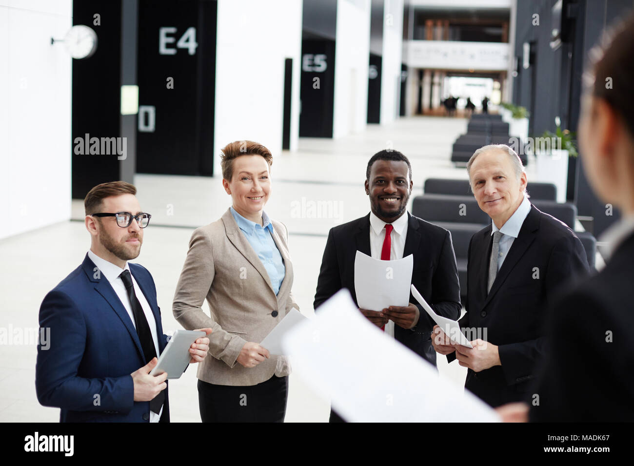 Groupe d'affaires interculturelles à l'orateur à l'expliquer des points de discours à la conférence réussie Banque D'Images