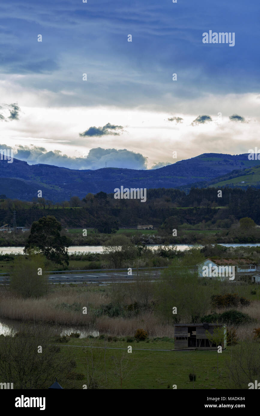 L'observation des oiseaux se cachent, Colindres, Cantabria, réserve naturelle, de l'Espagne. Banque D'Images