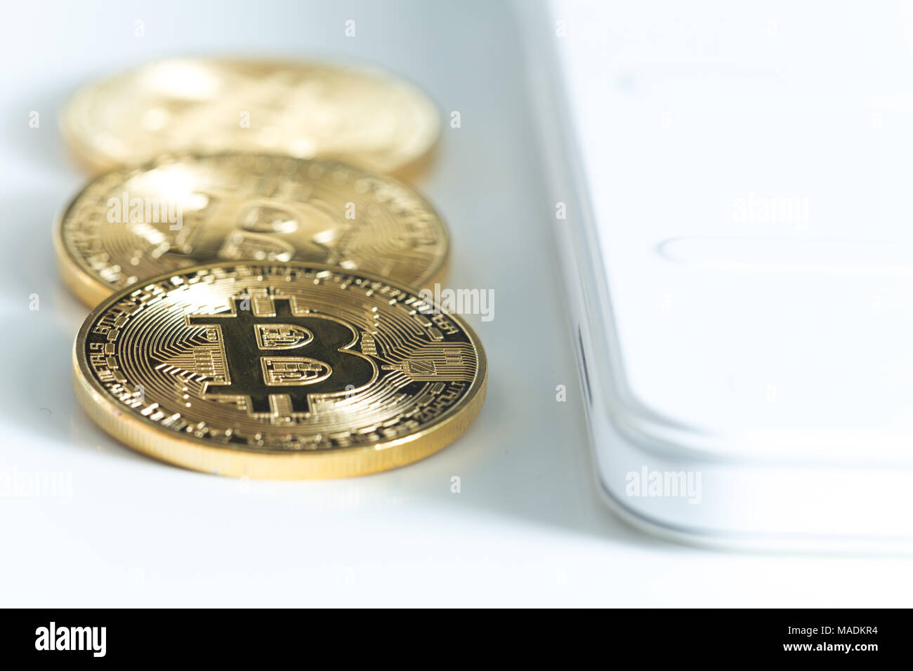 Les Bitcoins sur un tableau blanc à côté de la tablette Banque D'Images