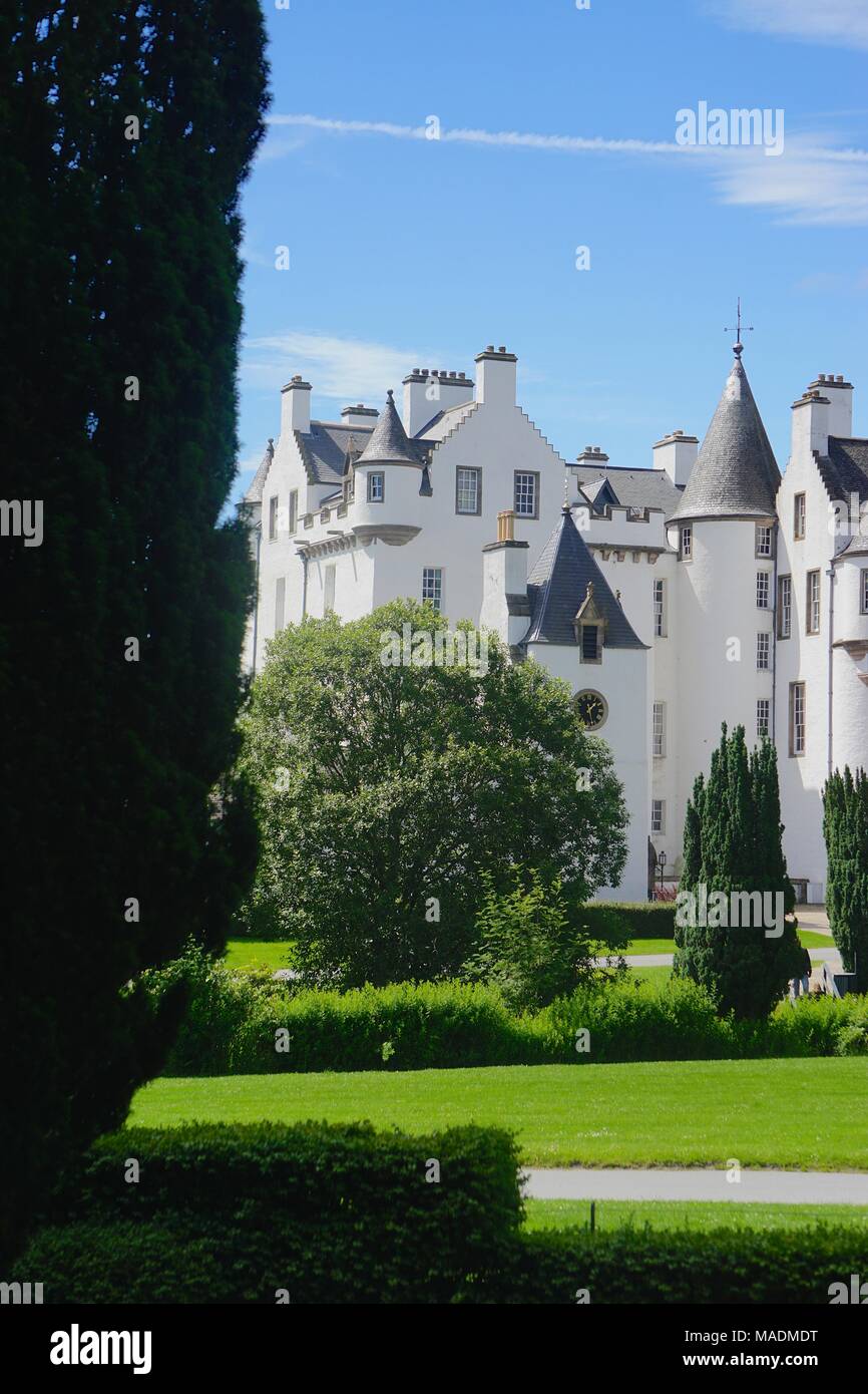 Blair Athol, Ecosse, UK : vue depuis les jardins de la tour de l'horloge de Blair Castle, une forteresse du 13ème siècle dans les Highlands écossais. Banque D'Images