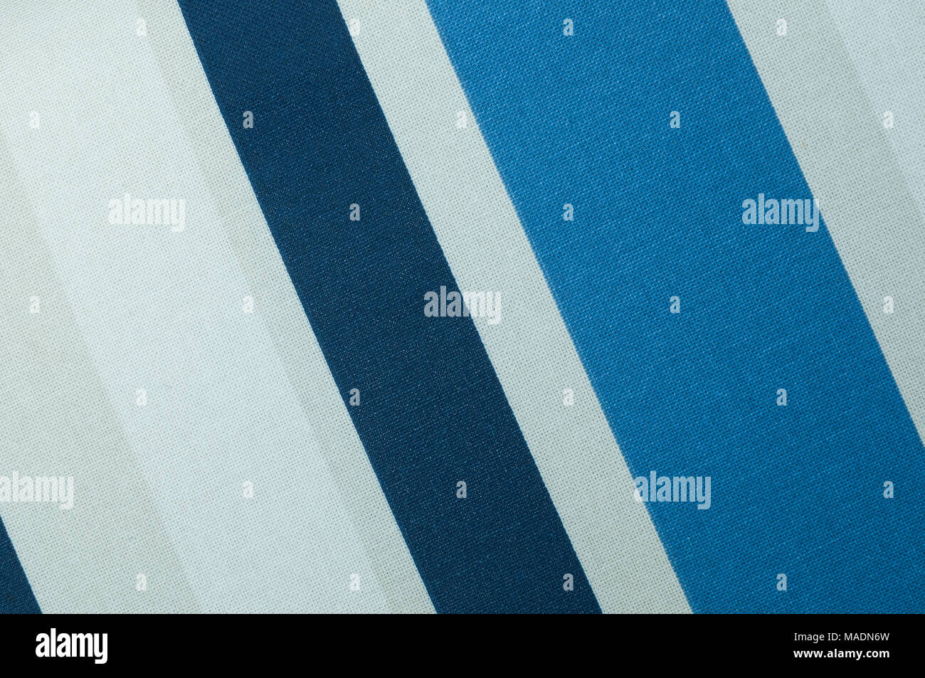Avec un motif texturé de bandes diagonales de nuances de bleu et blanc Banque D'Images