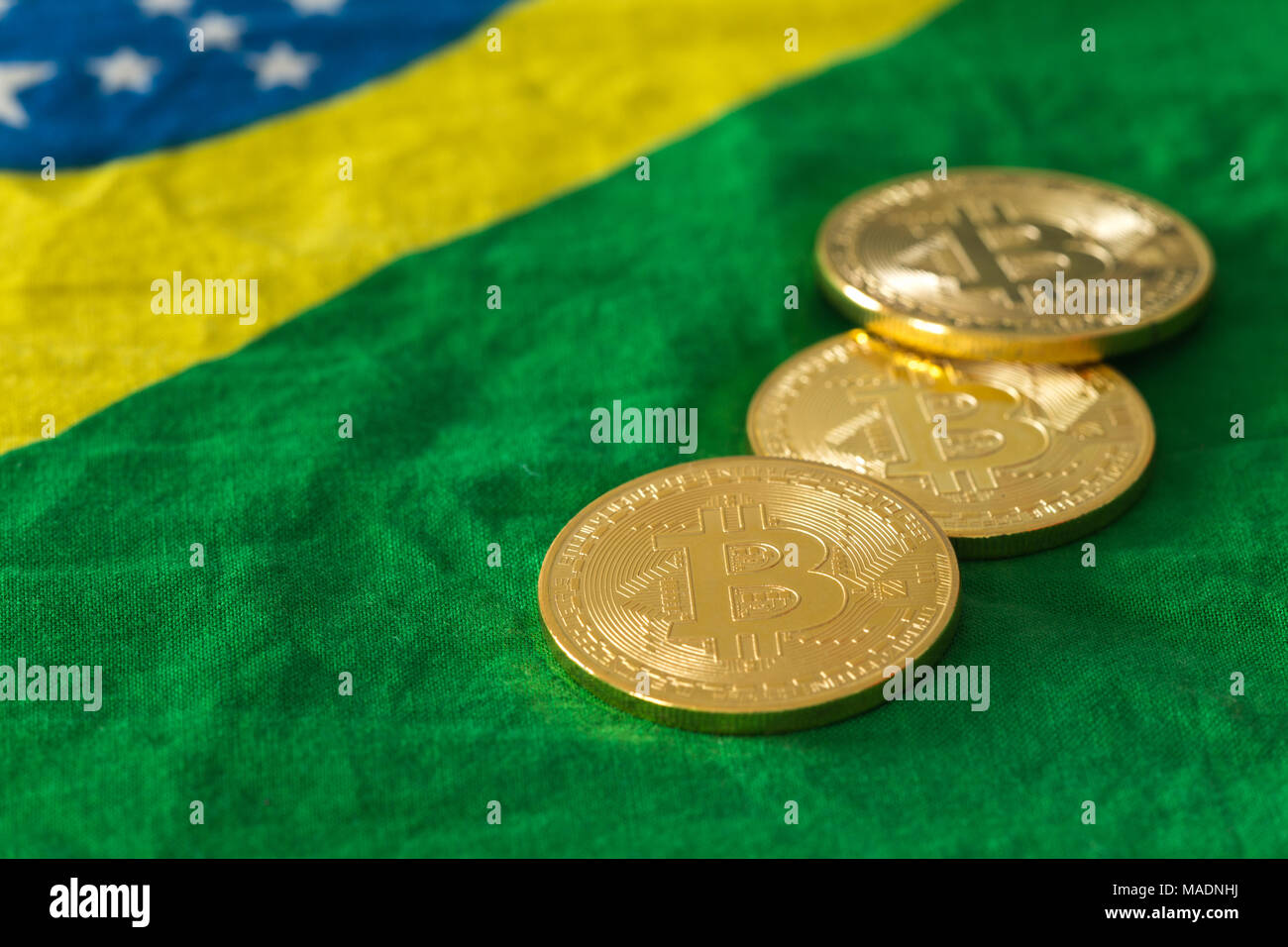 Les bitcoins sur l'arrière-plan de la Brazilian flag Banque D'Images