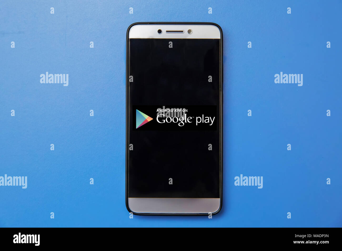 Man holding smartphone avec Android Google Play store logo sur l'écran. Banque D'Images