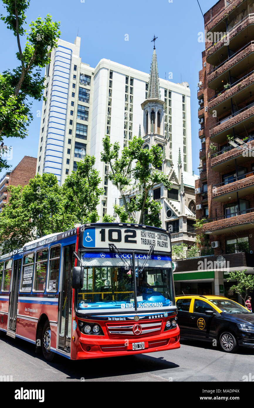 Buenos Aires Argentine,Recoleta,Avenida Las Heras,trafic,bâtiments,voiture,bus public,taxi,hispanique,ARG171130227 Banque D'Images