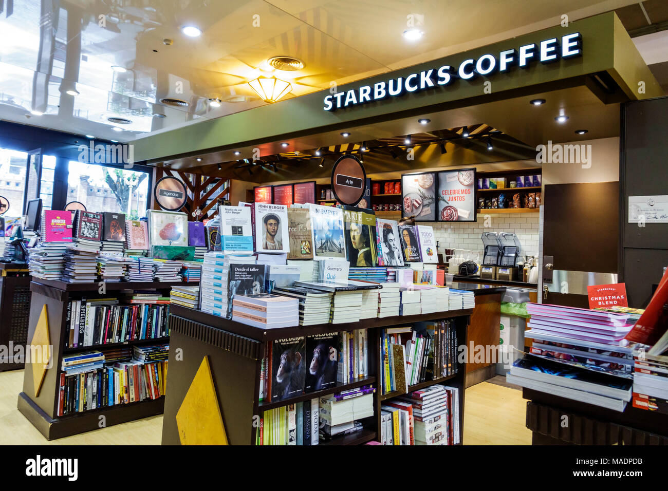 Buenos Aires Argentina, Recoleta Mall, Starbucks Coffee, intérieur intérieur, Libraria Cuspide Livres librairie, vente au détail, exposition, tables, les visiteurs Voyage Banque D'Images
