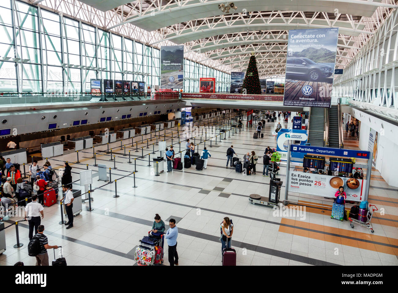 Buenos Aires Argentina, Ministro Pistarini International Airport Ezeiza EZE, terminal Gate, passagers rider riders, visiteurs voyage t Banque D'Images