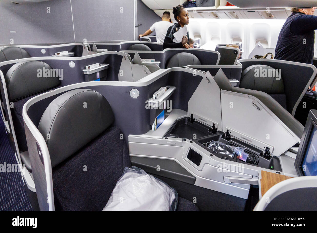 Miami Florida, aéroport international MIA, American Airlines à bord d'un siège classe affaires, femme noire, intérieur, FL17111 Banque D'Images