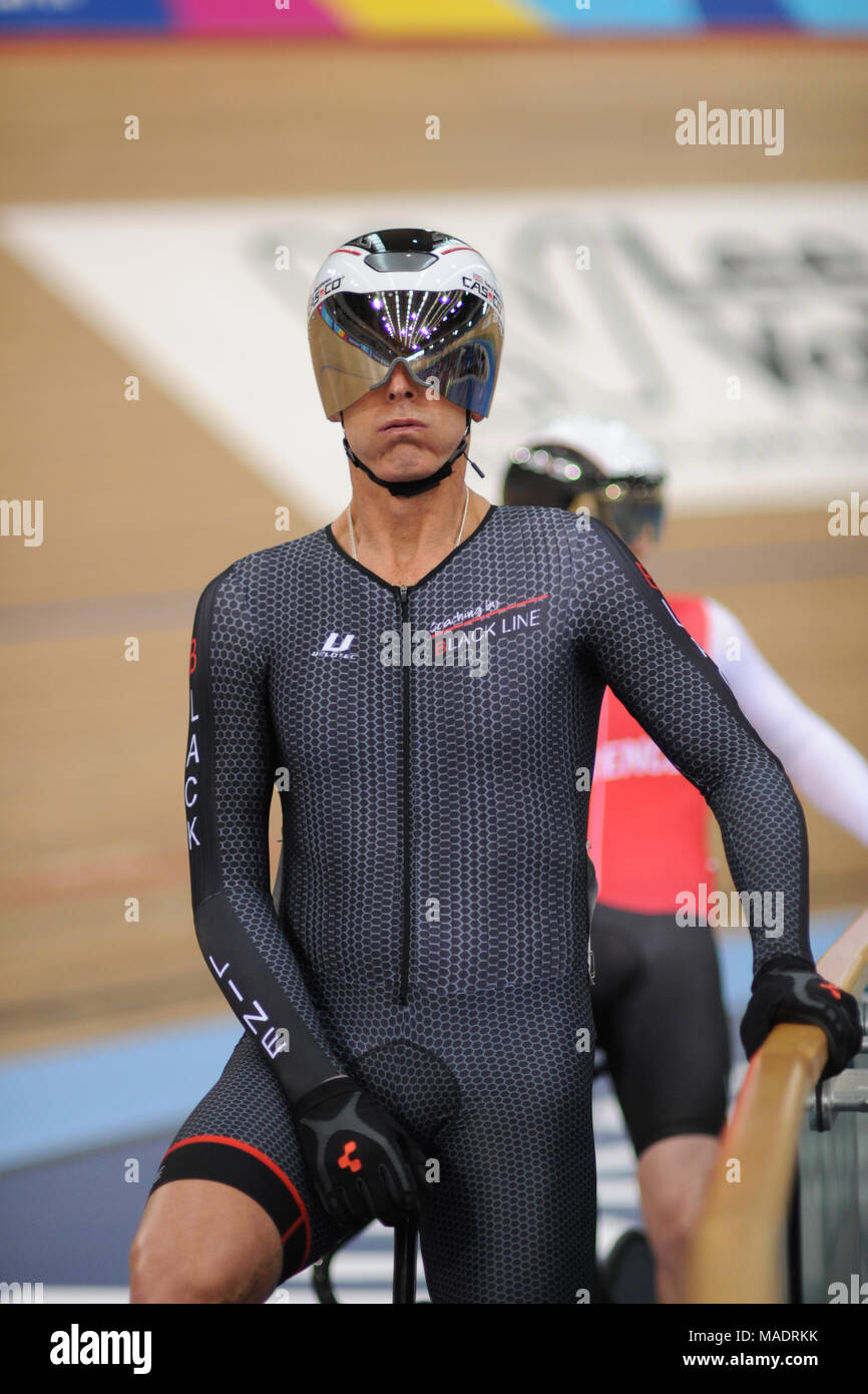 Une ligne noire Club Cycle rider en attente de course sur le plein gaz Le Vendredi saint le cyclisme sur piste rencontrez, Lee Valley VeloPark, Londres, Royaume-Uni. Le Vendredi Saint la voie raci Banque D'Images