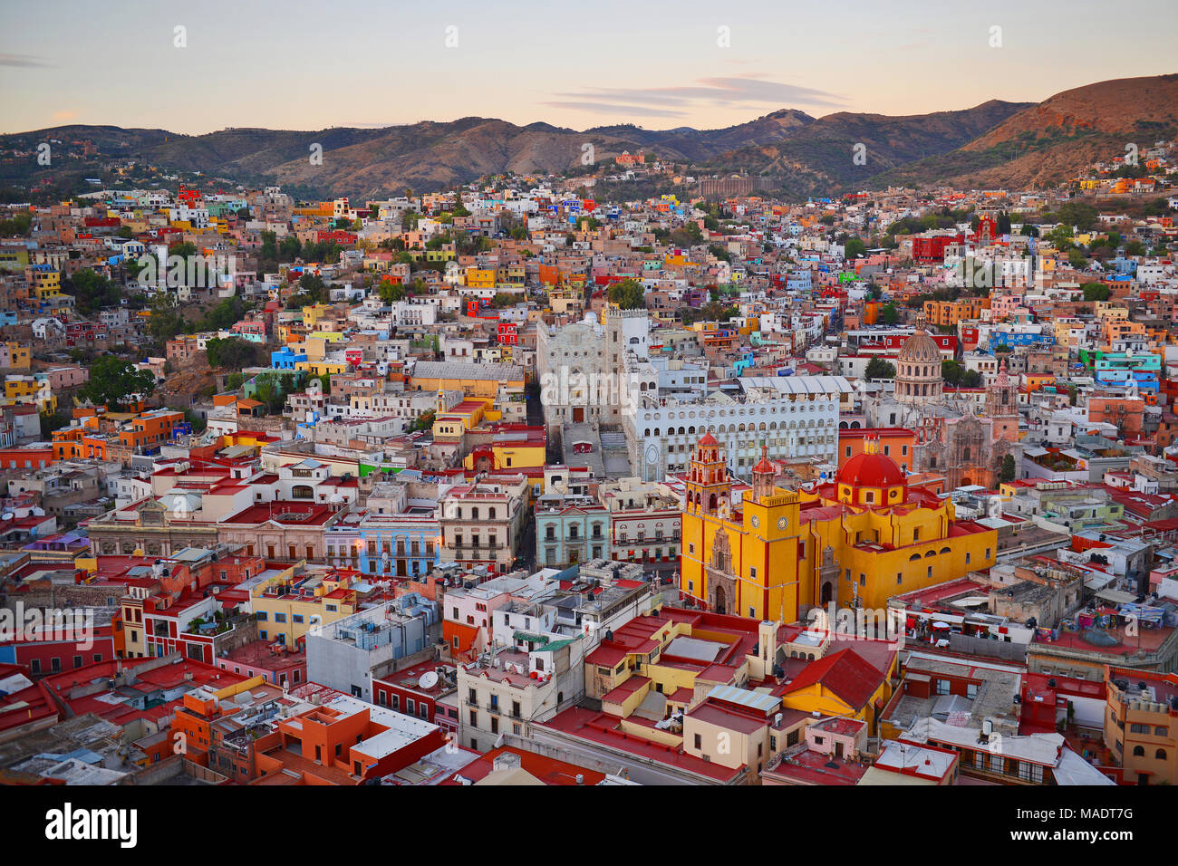 Paysage urbain de la ville de Guanajuato au coucher du soleil avec son architecture colorée et la façade de la Cathédrale Notre Dame de Guanajuato au Mexique Central. Banque D'Images