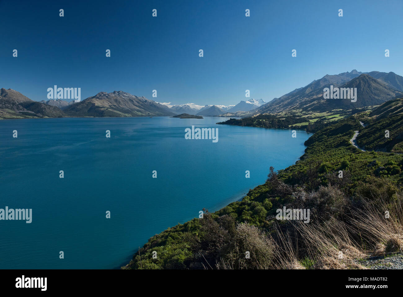 Vues vers la vallée de Dart et Mount Earnslaw à travers le lac Wakatipu, vu de Bennett's Bluff, South Island, New Zealand Banque D'Images