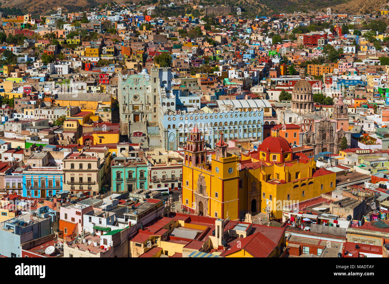 Gros plan et Vue aérienne de la ville de Guanajuato centre avec la Cathédrale Notre Dame de Guanajuato et son architecture colorée sur une journée d'été, au Mexique. Banque D'Images