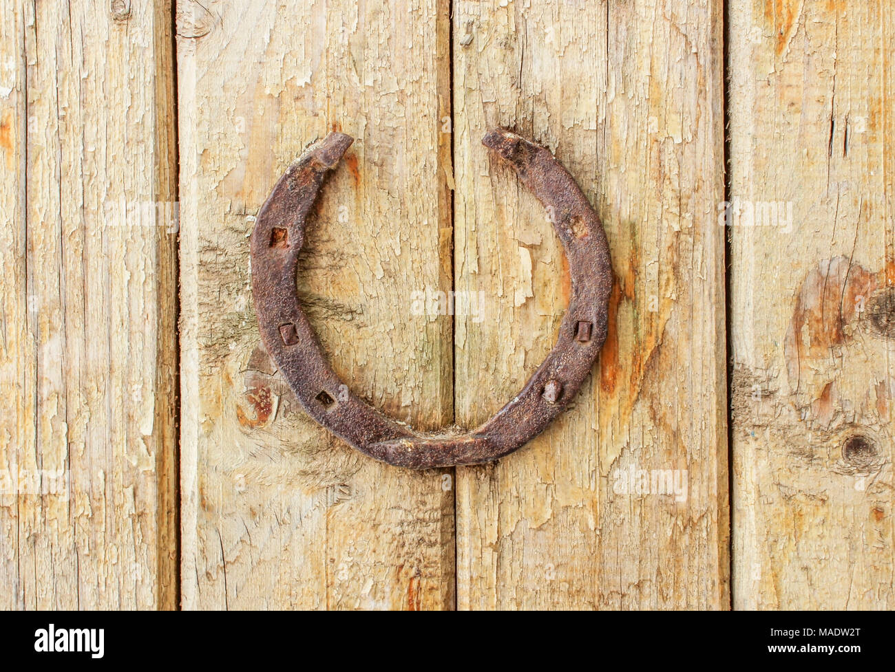 Old rusty à cheval sur un mur en bois Banque D'Images