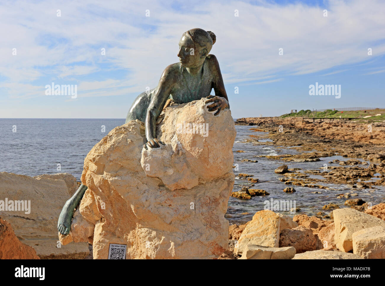 Sol Alter, une sculpture en hommage à Aphrodite, par Anna Maria Ioanidou, placé près de Paphos Fort, sur le chemin côtier. Banque D'Images